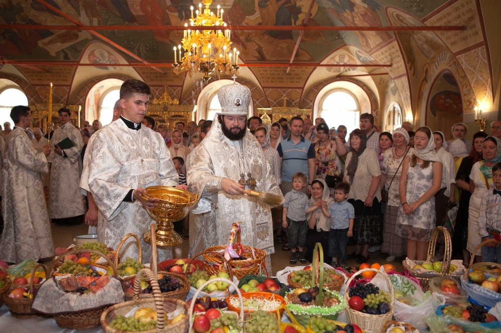 Яблочный спас в церкви